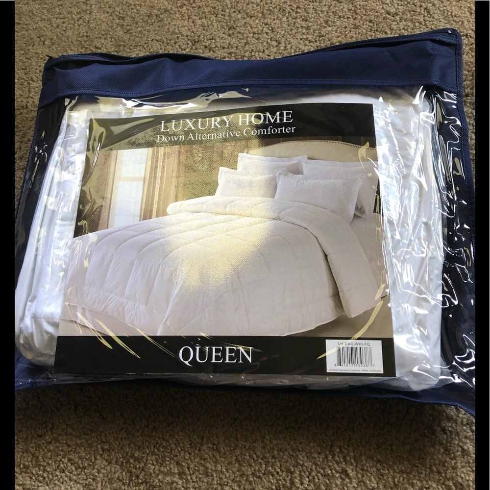 NWT Queen Comforter